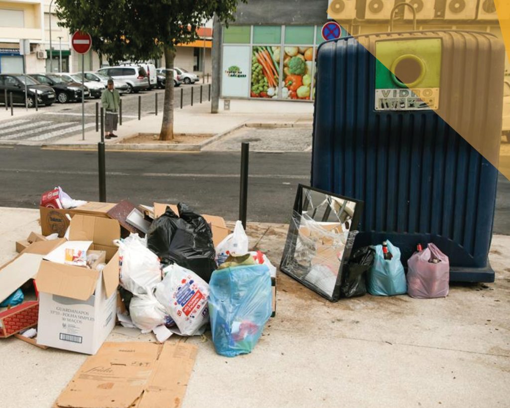 captação do lixo acumulado ao lado dos caixotes do lixo na cidade de Lisboa